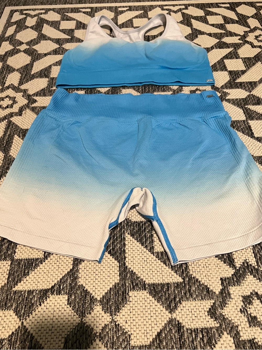 EUC!💗PINK VS Seamless Outfit Blue/white fade Sports Bra& Bike Shorts(Sz-L)! - Picture 2 of 7